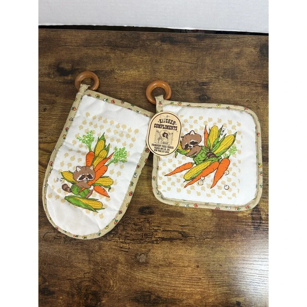 Vintage Kitchen Compliments Retro Vegetables Raccoon Pot Holder Mitt Set Decor